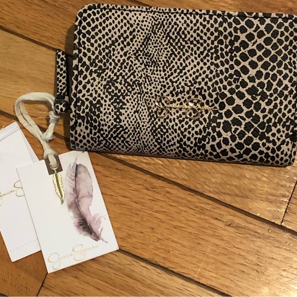 Jessica Simpson Handbags - 🎉2X HP🎉❣️NWT Jessica Simpson wrist wallet- Geo Snake 🔥